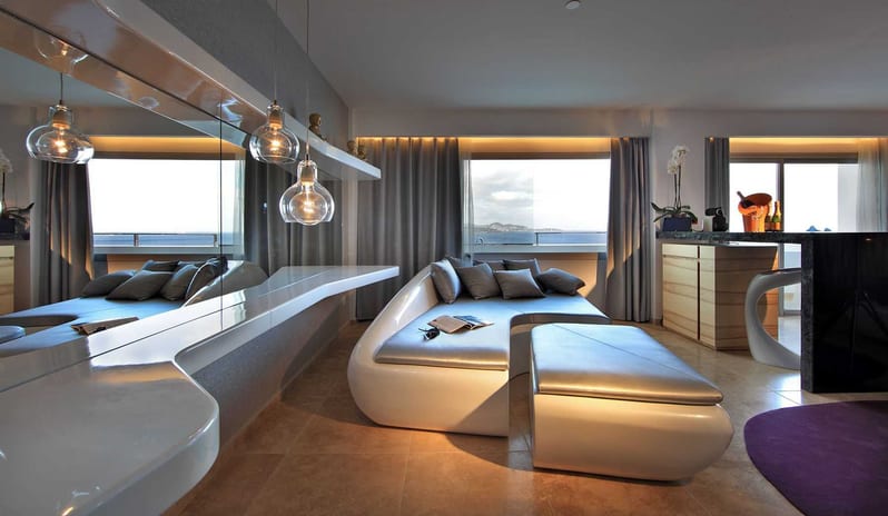 USHUAIA - ANYTHING CAN HAPPEN STAGE VIEW EXTRA BED